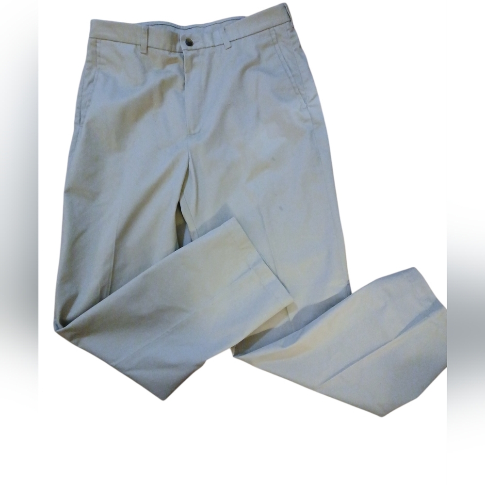 NWT HAGGAR Classic No Iron Khaki's. Mens. 34x32